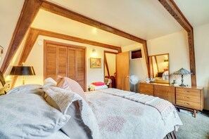 4 bedrooms, iron/ironing board, Internet, bed sheets - A-Frame Cabin w/ Spacious Yard in Tellico Plains! (Tellico Plains)