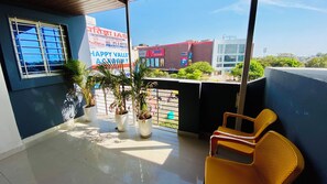 Lobby sitting area - Hotel Kanchan Darbar (Ujjain)