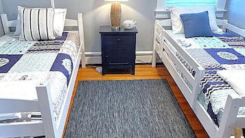 5 habitaciones, tabla de planchar con plancha y cuna de viaje