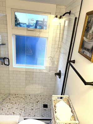 Een douche, een haardroger, handdoeken, zeep
