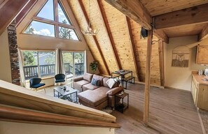 Smart TV, fireplace - Charming A-Frame home, wood fireplace, 7 miles to The Village and ski resorts. (Sugarloaf)