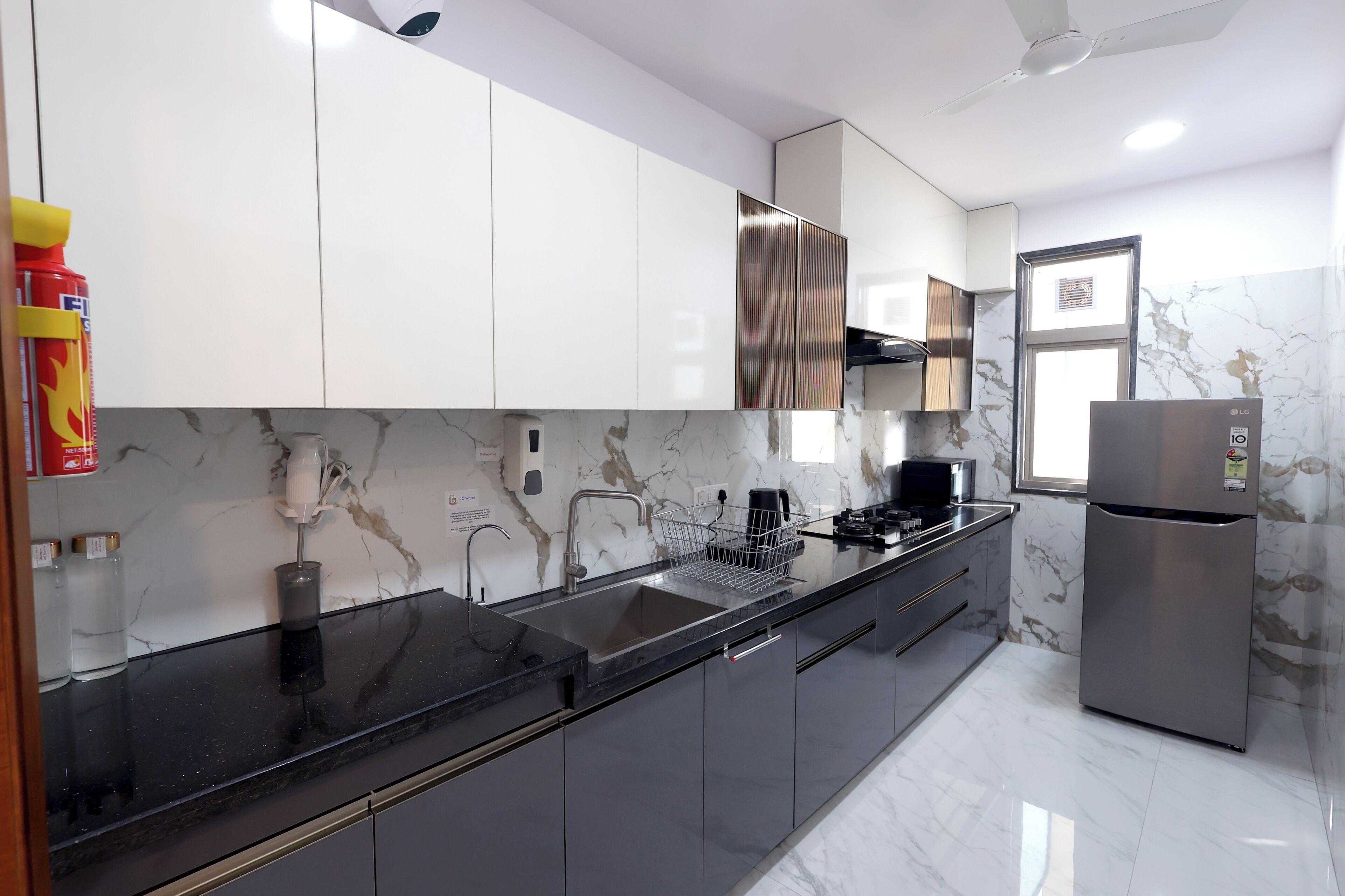 Geladeira, micro-ondas, cooktop, cadeirão de bebê