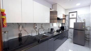 Geladeira, micro-ondas, cooktop, cadeirão de bebê