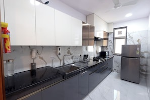 Kühlschrank, Mikrowelle, Herdplatte, Hochstuhl