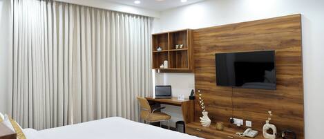 Apartamento Deluxe, 1 habitación, balcón, vistas a la ciudad | 1 dormitorio, sábanas italianas Frette, ropa de cama de alta calidad