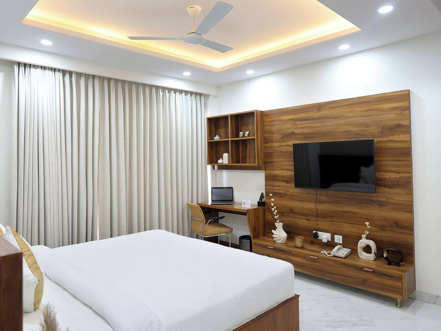 Suite, Balcony | 1 bedroom, Frette Italian sheets, premium bedding, pillow-top beds