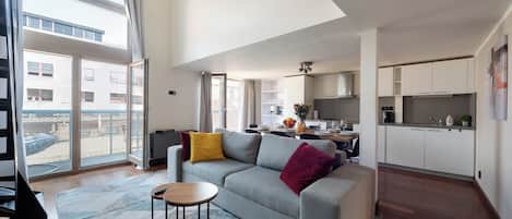 Deluxe-Apartment, Balkon, Blick auf den Innenhof | Eigene Küche | Wasserkocher, Küchenrolle, Esstisch