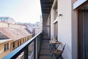 Apartamento luxo, sacada, vista para o pátio | Vista do quarto