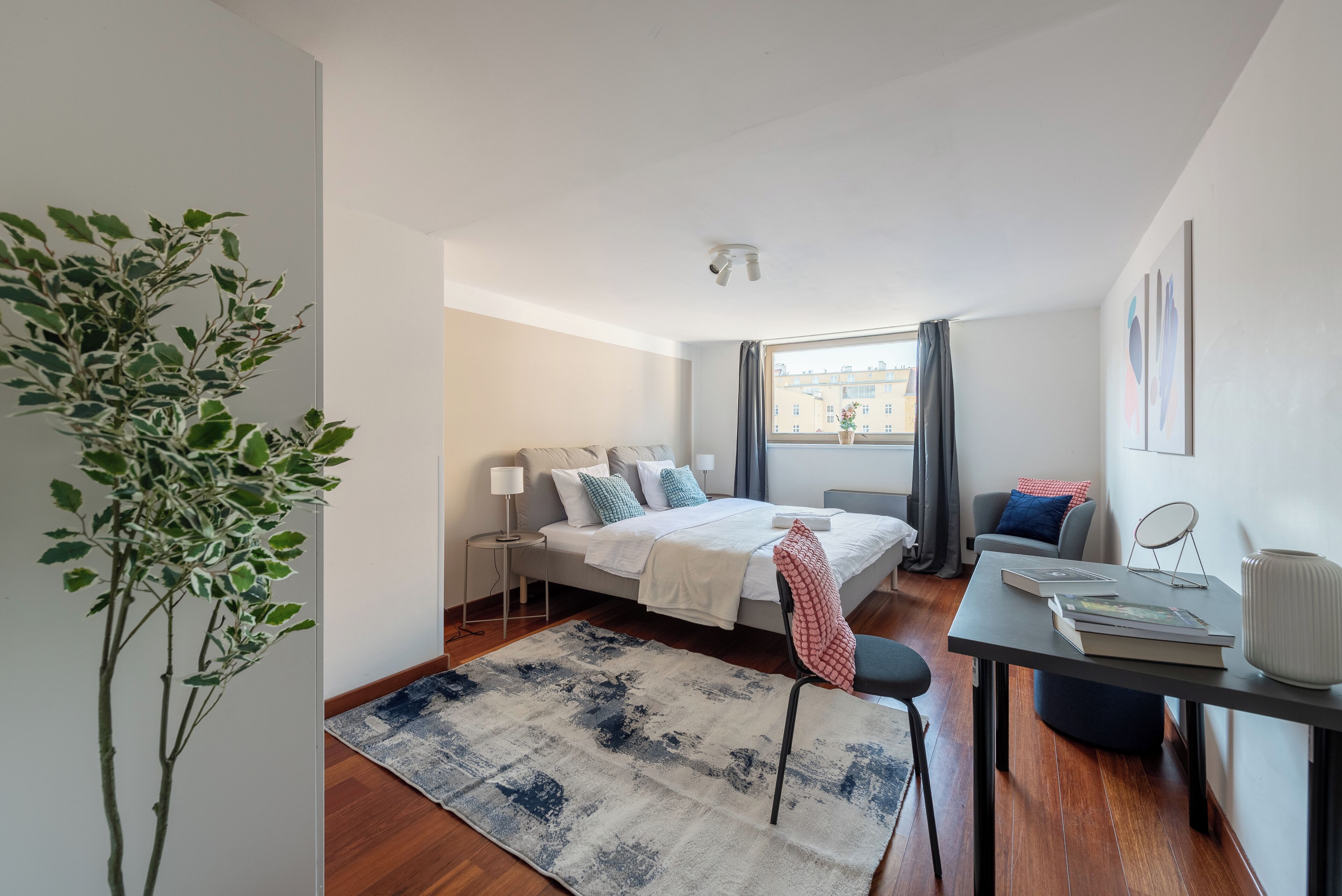 디럭스 아파트, 발코니, 마당 전망 | 5 개의 침실, 암막 커튼, 다리미/다리미판, 유아용 침대