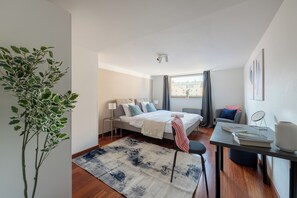 Deluxe-Apartment, Balkon, Blick auf den Innenhof | 5 Schlafzimmer, Verdunkelungsvorhänge, Bügeleisen/Bügelbrett, Babybetten