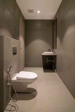 Habitación ejecutiva doble | Baño | Ducha, toallas, jabón y champú