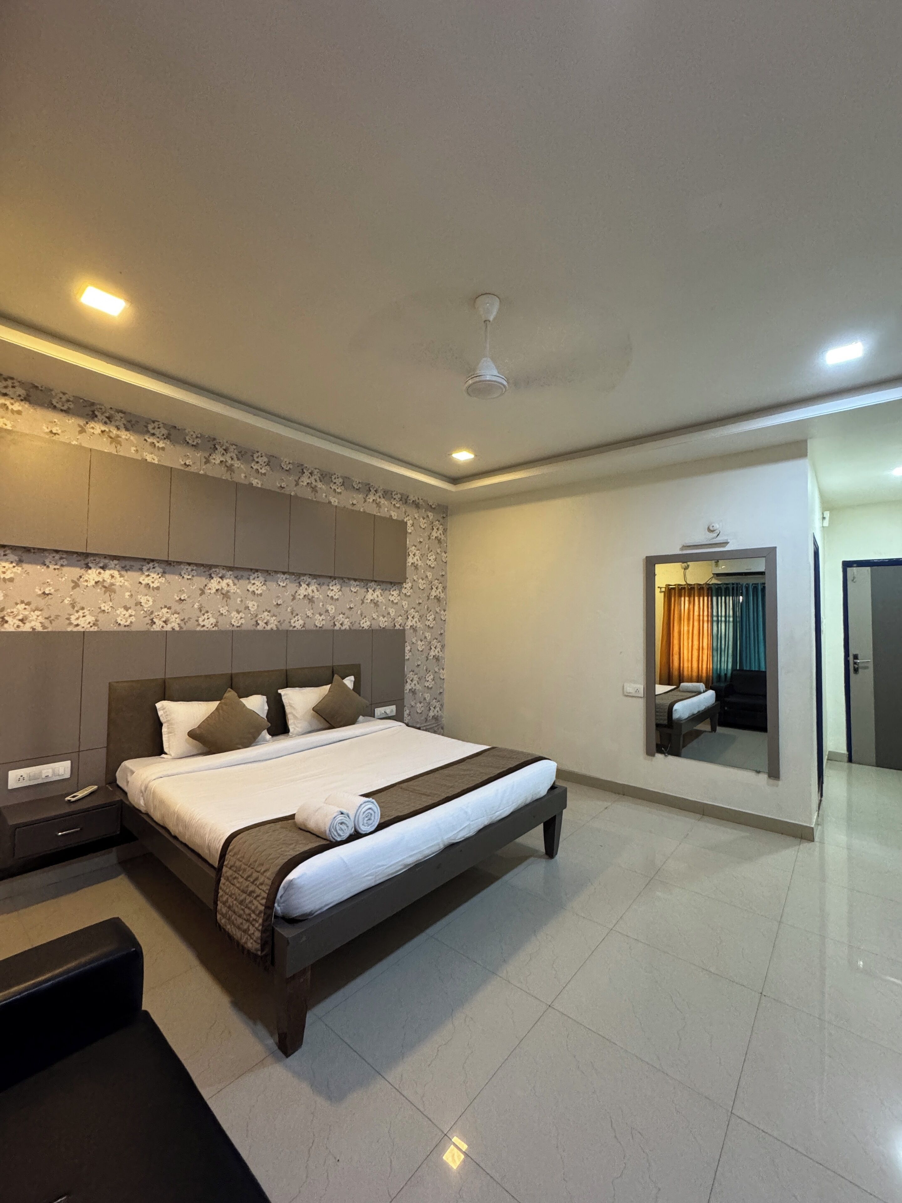 Deluxe Double Room | Desk