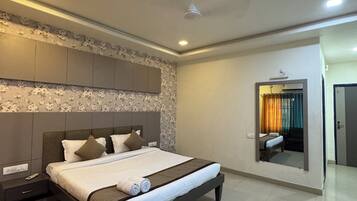 Deluxe Double Room | Desk