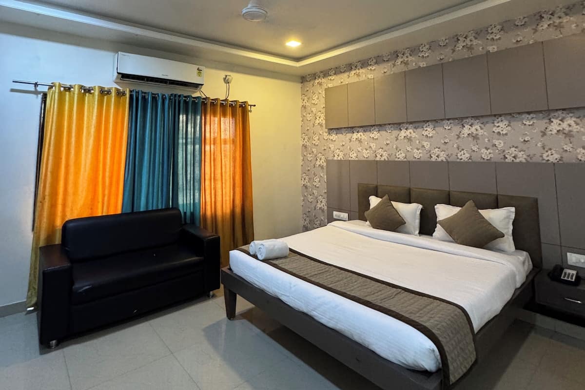 Deluxe Double Room | Desk