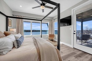 5 bedrooms, desk, WiFi, bed sheets