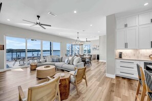 Smart TV, lareira, pebolim, mesa de pingue-pongue