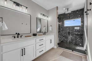 Shower, hair dryer, towels, toilet paper - Scenic Sunsets-private pool, boat lift, game room (Kingsland)