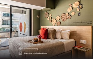 1 habitación, escritorio, tabla de planchar con plancha y cuna de viaje 