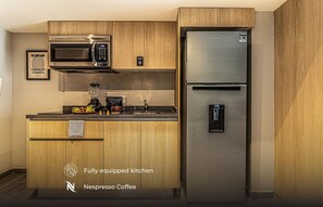 Refrigerador, microondas, placa de cocina, lavavajillas