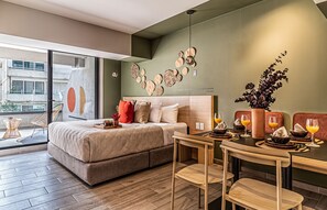 2 habitaciones, escritorio y tabla de planchar con plancha 