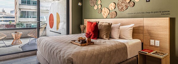 2 habitaciones, escritorio y tabla de planchar con plancha 