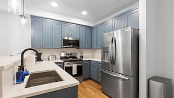 Frigorífico, microondas, horno y placa de cocina