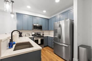 Fridge, microwave, oven, stovetop - Modern Condo with Incredible Mountain Backdrop 207 (Juneau)
