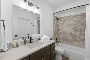 Sèche-cheveux, serviettes fournies