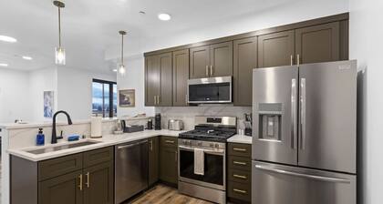 Stunning Waterfront Condo Breathtaking Views 202