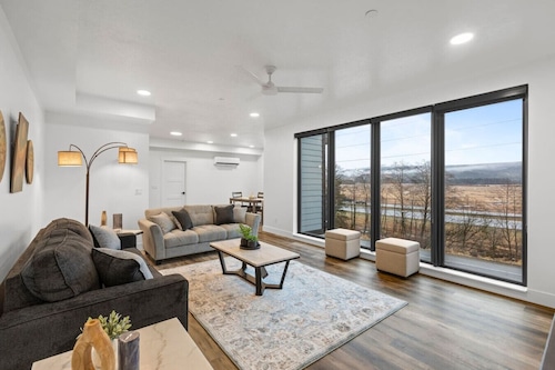 Stunning Waterfront Condo Breathtaking Views 202