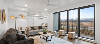 Stunning Waterfront Condo Breathtaking Views 202