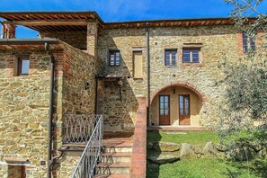 Exterior - Villa Gallonero: A spacious age-old farm house surrounded by the greenery, with Free WI-FI. (Bucine)