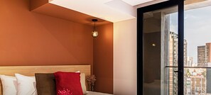 1 dormitorio, escritorio, tabla de planchar con plancha y cuna de viaje