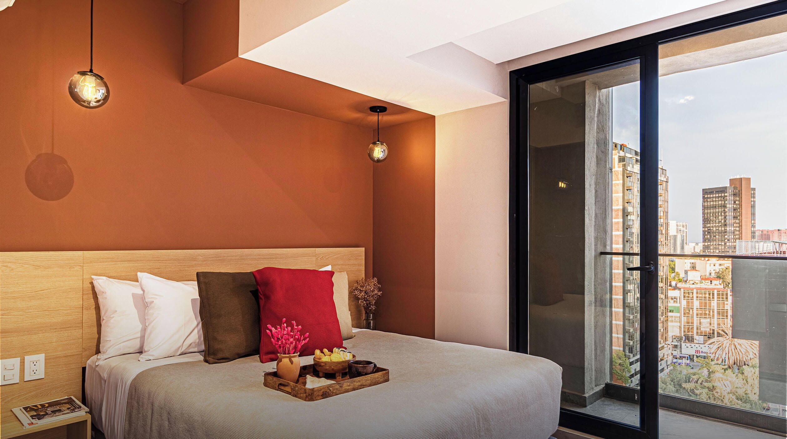 1 slaapkamer, een bureau, een strijkplank/strijkijzer, reisbedje