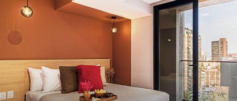 1 slaapkamer, een bureau, een strijkplank/strijkijzer, reisbedje