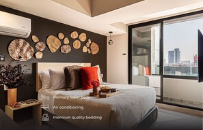 1 habitación, escritorio, tabla de planchar con plancha y cuna de viaje 