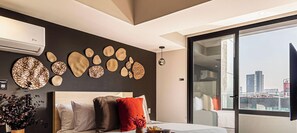 1 slaapkamer, een bureau, een strijkplank/strijkijzer, reisbedje