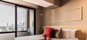 1 dormitorio, escritorio, tabla de planchar con plancha y cuna de viaje