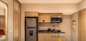 Geladeira, micro-ondas, cooktop, cafeteira/chaleira