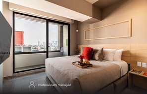 1 habitación, escritorio, tabla de planchar con plancha y cuna de viaje 