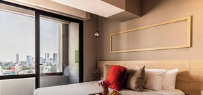 1 dormitorio, escritorio, tabla de planchar con plancha y cuna de viaje