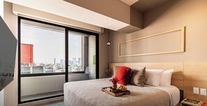 1 quarto, escrivaninha, ferros/tábuas de passar roupa, berço de viagem