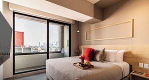 1 dormitori, escriptori i planxa i posts de planxar 