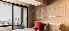 1 habitación, escritorio, tabla de planchar con plancha y cuna de viaje 