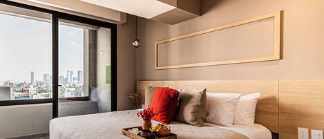 1 dormitori, escriptori i planxa i posts de planxar