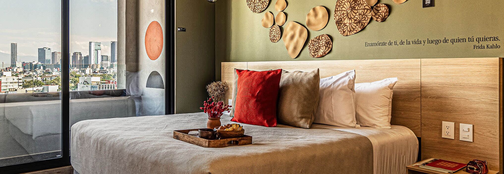 1 soverom, skrivebord, strykejern/-brett og reiseseng for barn