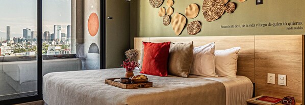 1 habitación, escritorio, tabla de planchar con plancha y cuna de viaje 