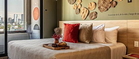 1 dormitorio, escritorio, tabla de planchar con plancha y cuna de viaje