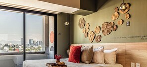 1 dormitorio, escritorio, tabla de planchar con plancha y cuna de viaje