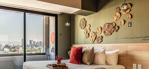 1 chambre, bureau, fer et planche à repasser, lit parapluie